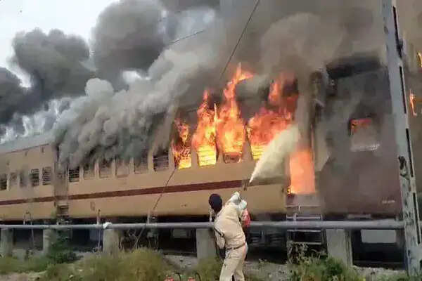 भारतीय रेलवे ने ट्रेनों में आग लगने की घटनाओं पर उठाए सवाल