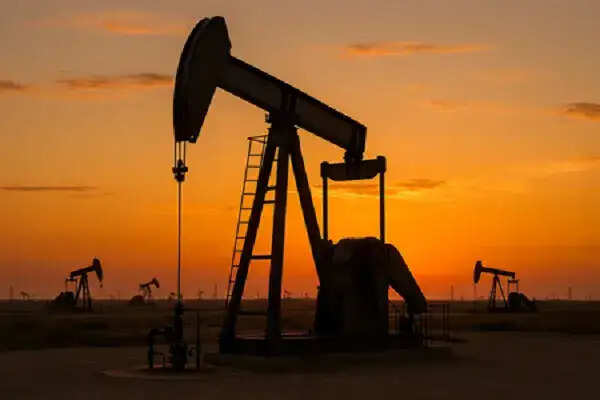 कच्चे तेल की कीमतों में उछाल, होर्मुज जलडमरूमध्य में तनाव का असर