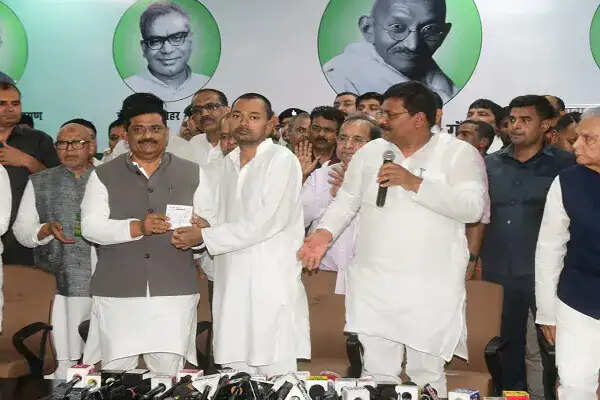 नीतीश कुमार के बेटे निशांत ने जदयू में की एंट्री, राजनीतिक सफर की शुरुआत