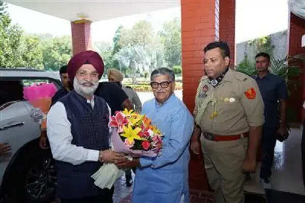 दिल्ली के उपराज्यपाल ने पंजाब लोक भवन में राज्यपाल से की मुलाकात
