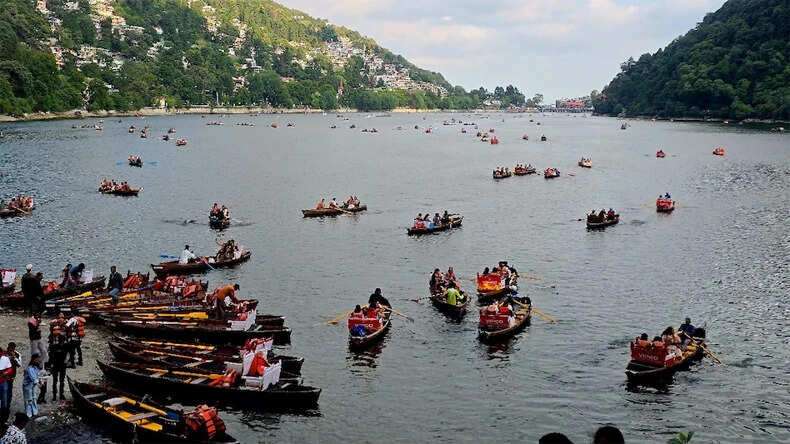 पर्यटकों से भरे नैनीताल, मनाली और रोहतांग: ट्रैफिक व्यवस्था में खलल