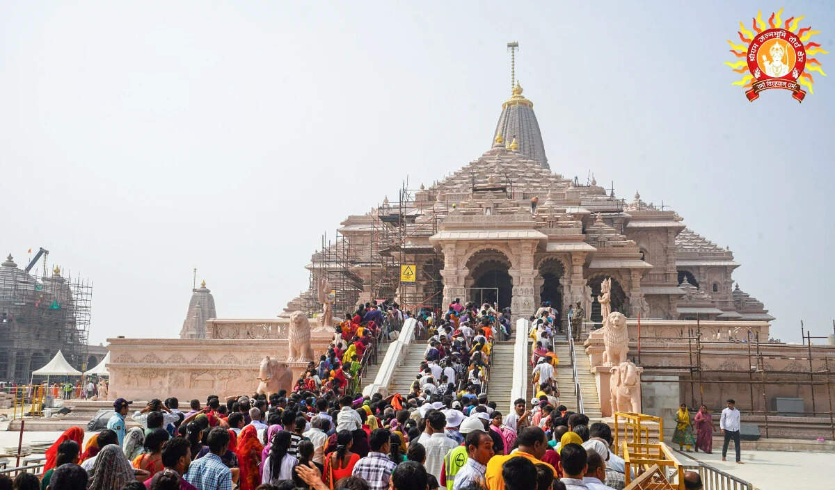 राम मंदिर परिसर का भव्य निर्माण: प्राण प्रतिष्ठा और ध्वज का अनावरण