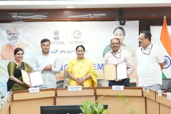 दिल्ली के फ्लाईओवरों का नया रूप: मुख्यमंत्री रेखा गुप्ता की पहल