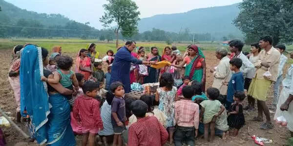 नरसिंहपुर : दुर्गम जनजातीय अंचलों में दीपोत्सव की उजास बिखेरते मुकेश बसेड़िया