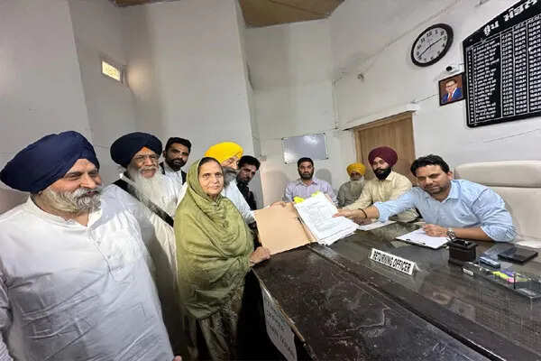 शिरोमणि अकाली दल ने तरनतारन में किया शक्ति प्रदर्शन, बीबी सुखविंदर कौर ने भरा नामांकन