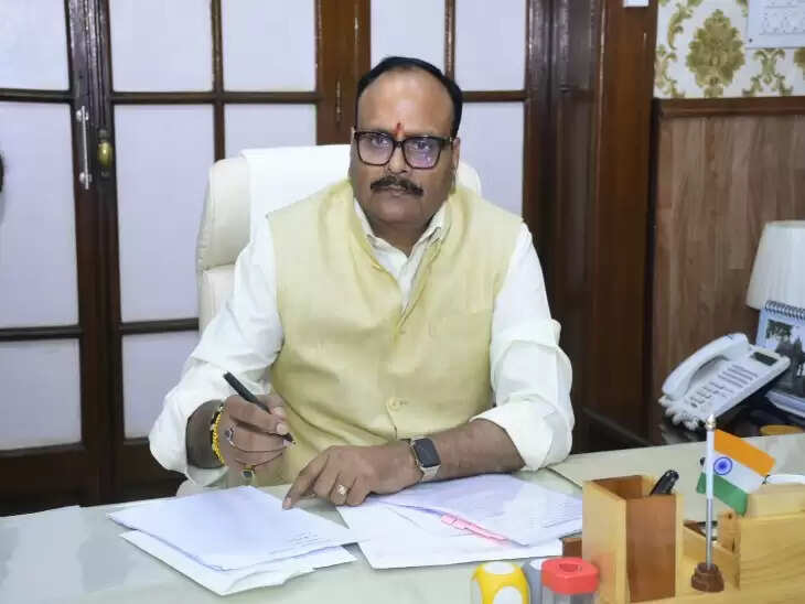 यूपी के डिप्टी सीएम ने 17 चिकित्साधिकारियों को बर्खास्त किया, लापरवाही पर सख्त कार्रवाई