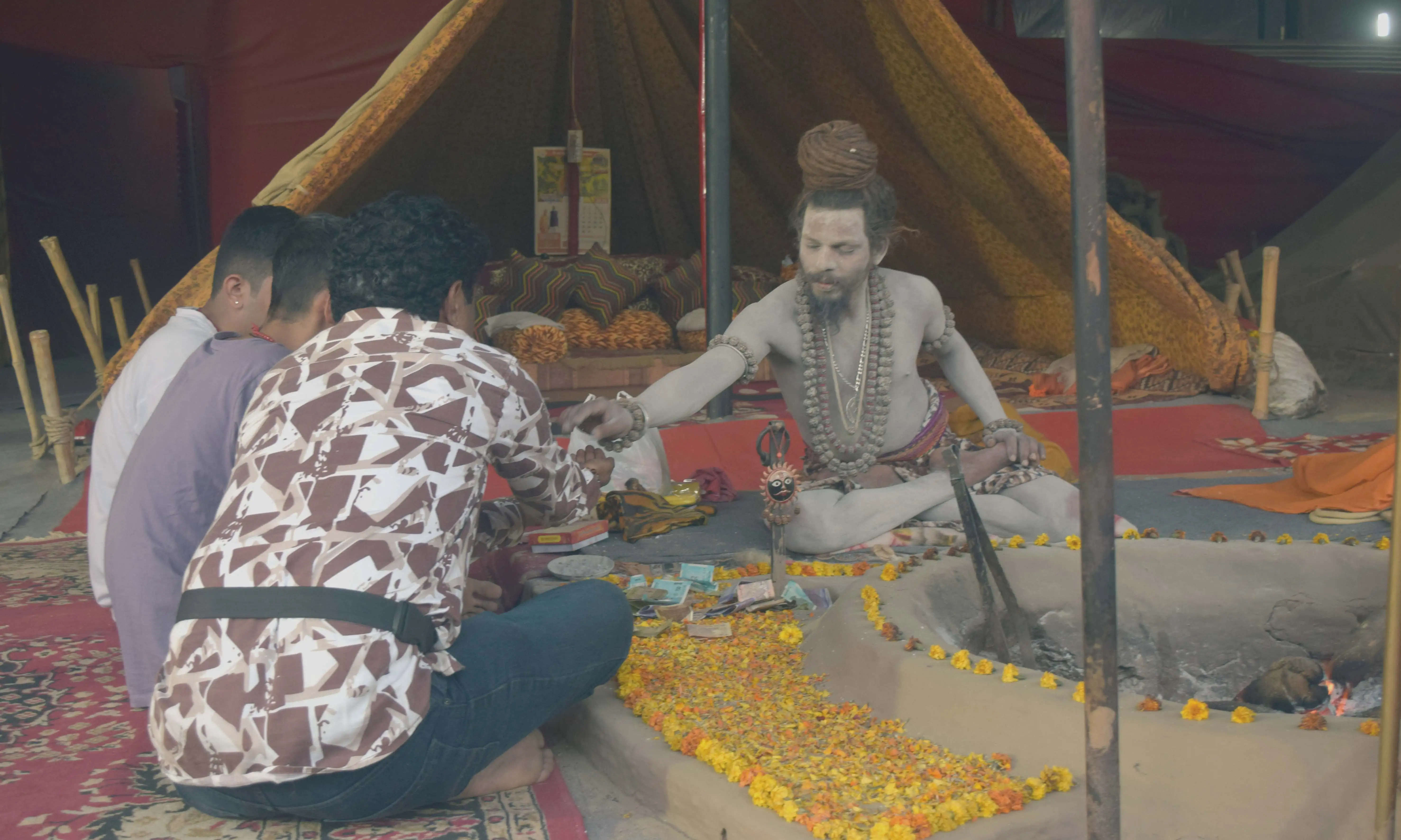  निरजनी अखाड़े में श्रद्वालुओं को  आशीर्वाद देते नागा संन्यासी।