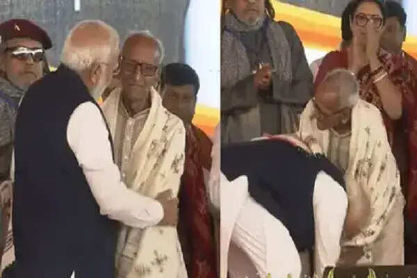 सुवेंदु अधिकारी के शपथ ग्रहण में पीएम मोदी ने माखनलाल सरकार का आशीर्वाद लिया