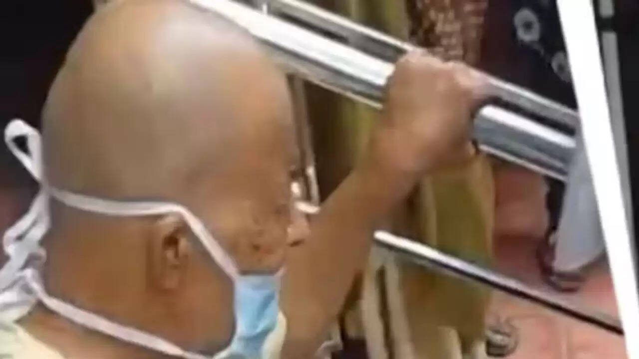 कोयंबटूर में अस्पताल की लापरवाही: बेटे ने बीमार पिता को फर्श पर खींचा