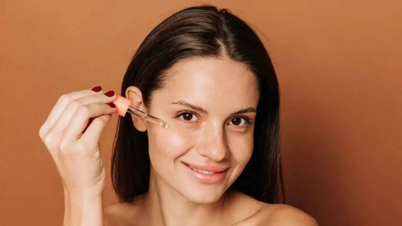 फेस सीरम: क्या हर किसी को इसकी जरूरत है? जानें सही उपयोग और फायदे