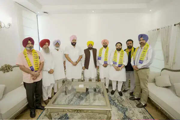 पंजाब के मजीठा में कांग्रेस को झटका, कई नेता आम आदमी पार्टी में शामिल