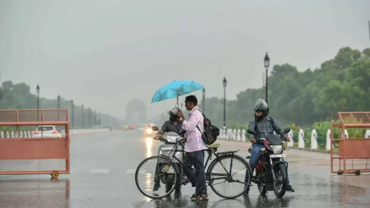 दिल्ली में मौसम का अलर्ट: तेज बारिश और गरज के साथ हवाएं