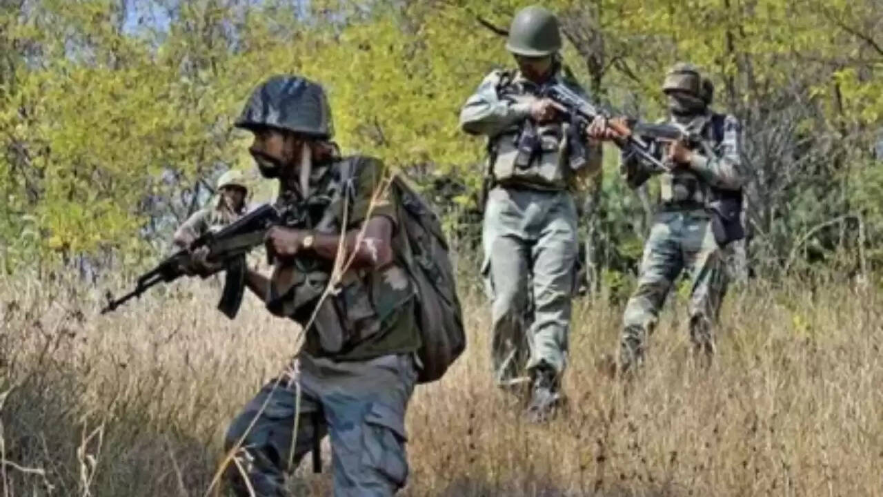 झारखंड में सुरक्षाबलों और नक्सलियों के बीच मुठभेड़, तीन नक्सली ढेर
