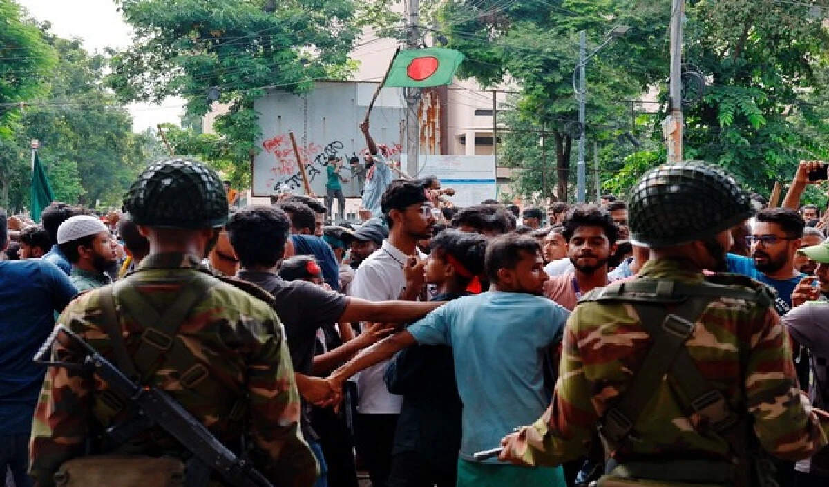 भारत ने बांग्लादेश में अधिकारियों के परिवारों को लौटने की सलाह दी