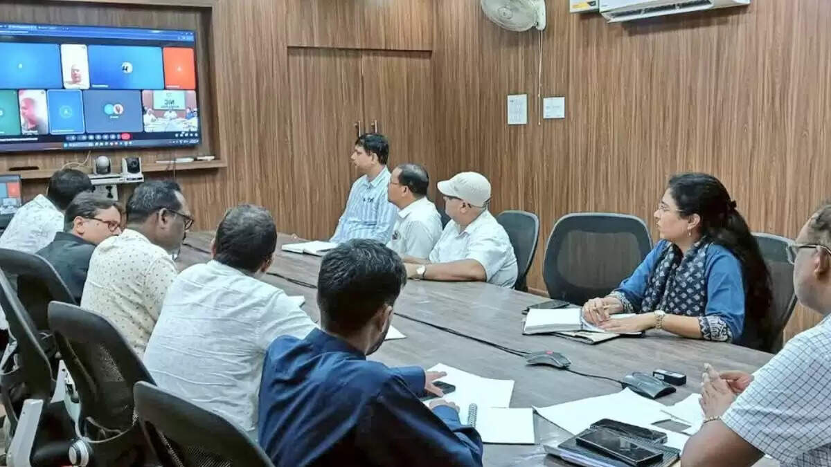 महिला अधिकारियों के सामने अश्लील वीडियो का प्रसारण, महाराजगंज में हड़कंप