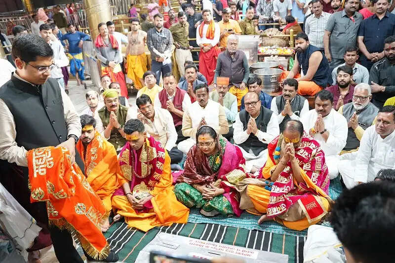 शिवराज सिंह चौहान ने भगवान महाकाल के किए दर्शन, बेटों की शादी का दिया निमंत्रण