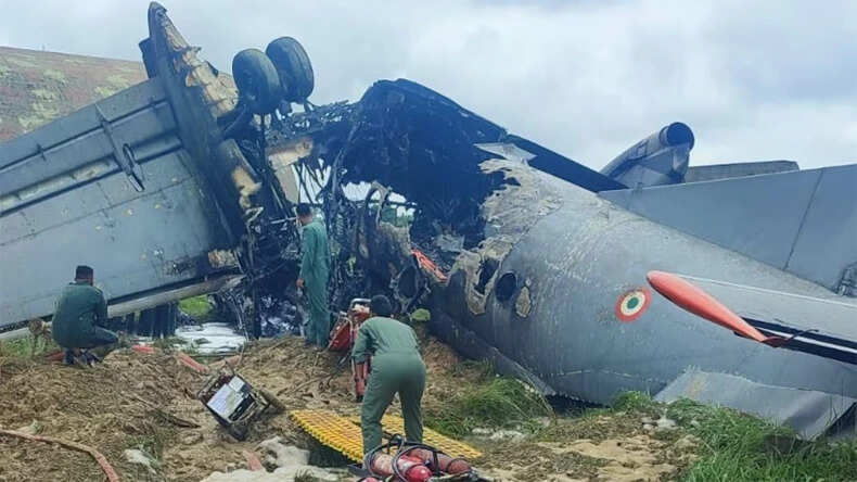 भारतीय वायु सेना का AN-32 विमान जोरहाट में दुर्घटनाग्रस्त, आग लगी