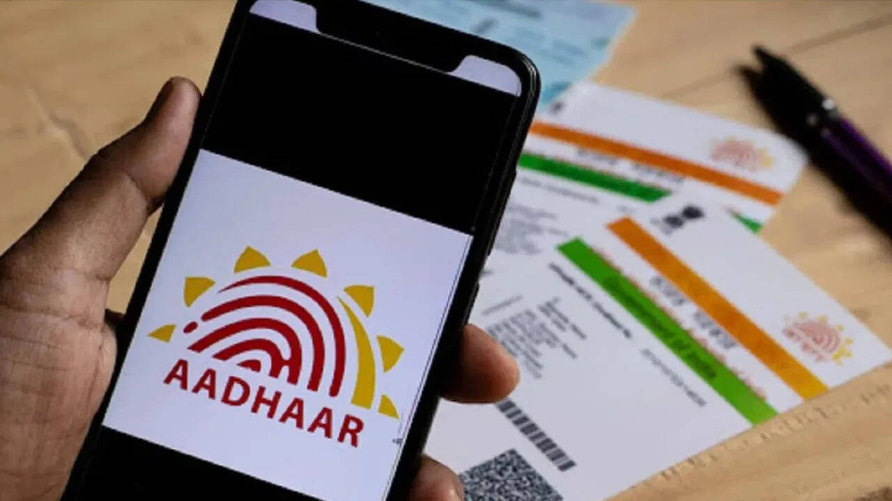 आधार कार्ड में मोबाइल नंबर की गलती से हो सकती है जेल की सजा