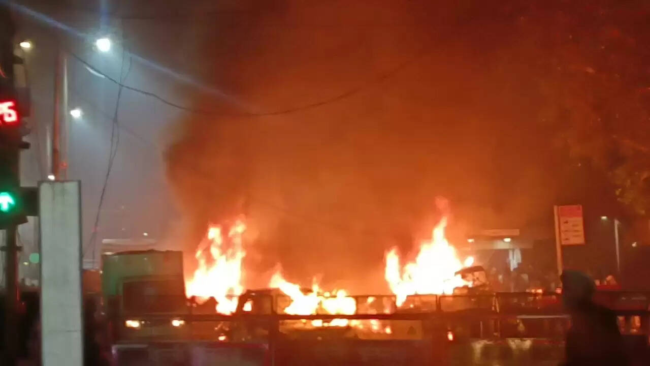 दिल्ली में लाल किले के पास कार धमाका, एक की मौत और कई घायल