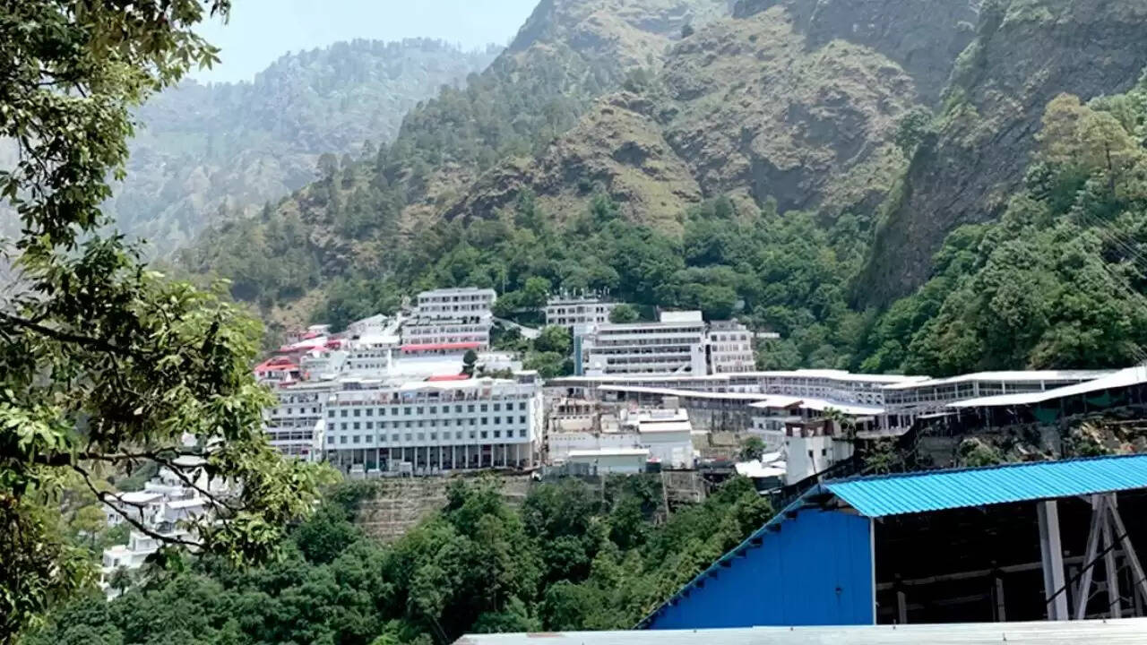 वैष्णो देवी यात्रा फिर से शुरू: तीर्थयात्रियों के लिए खुशखबरी