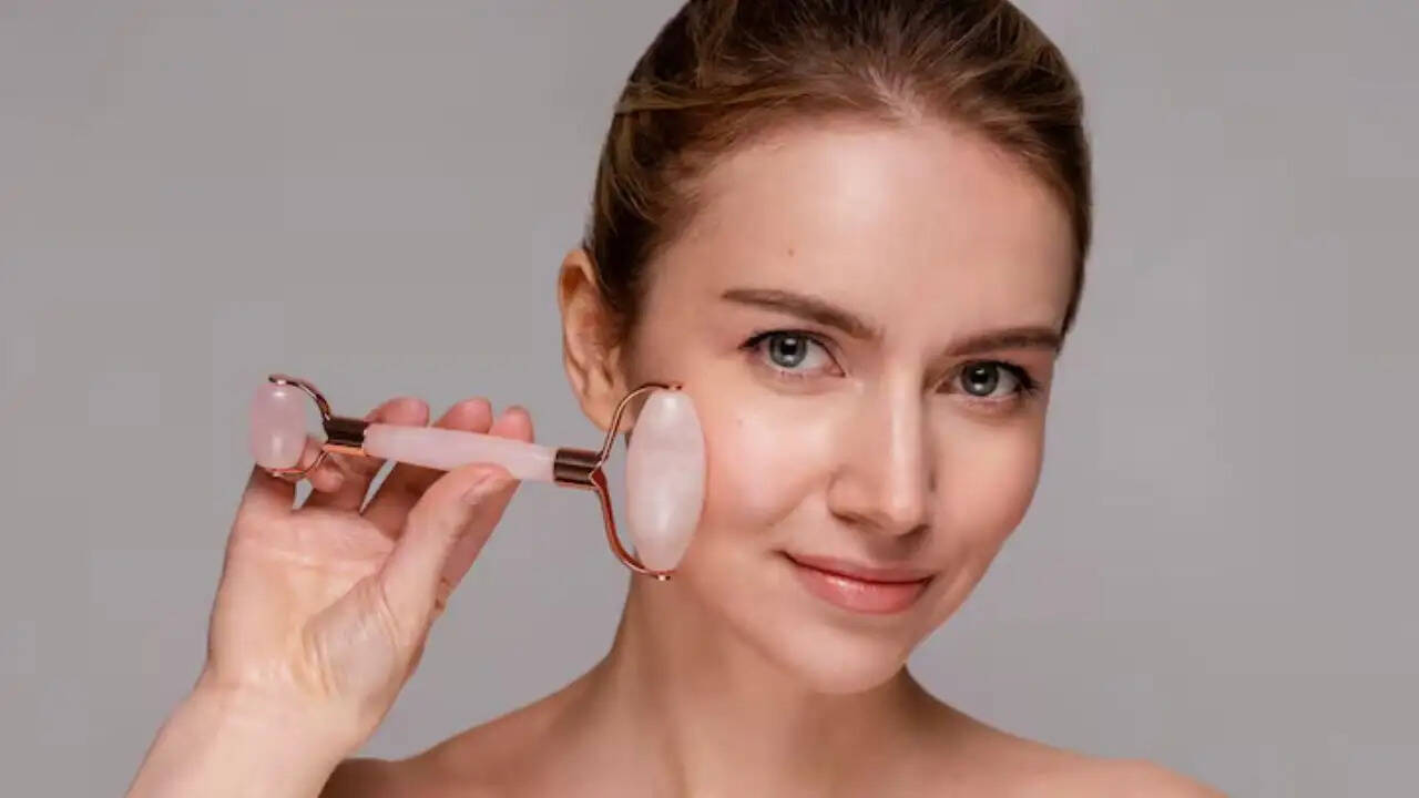 गर्मी में त्वचा की देखभाल: बर्फ के फायदे और उपयोग