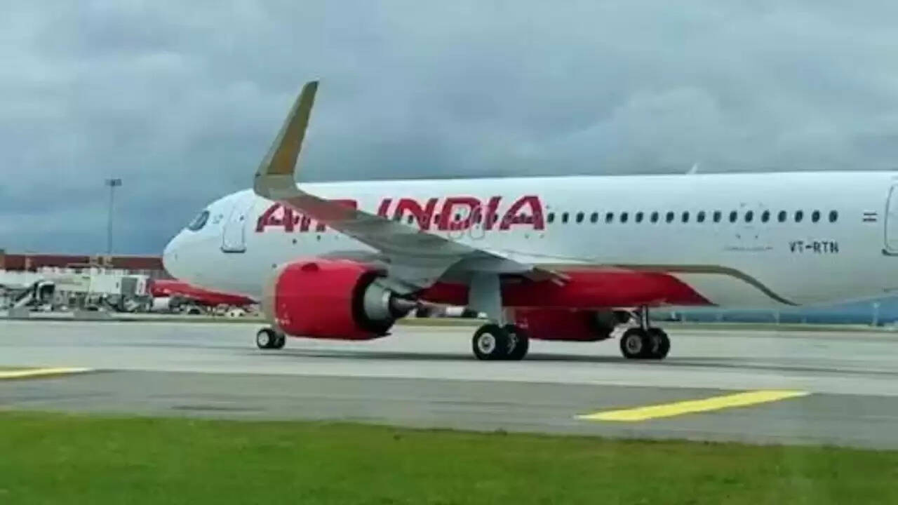 एयर इंडिया की उड़ान में दरवाजे से आई अजीब आवाज, यात्रियों में हड़कंप