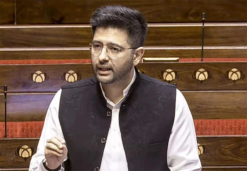 राघव चड्ढा ने अपनी पार्टी पर किया पलटवार, पंजाब के मुद्दों पर उठाए सवाल