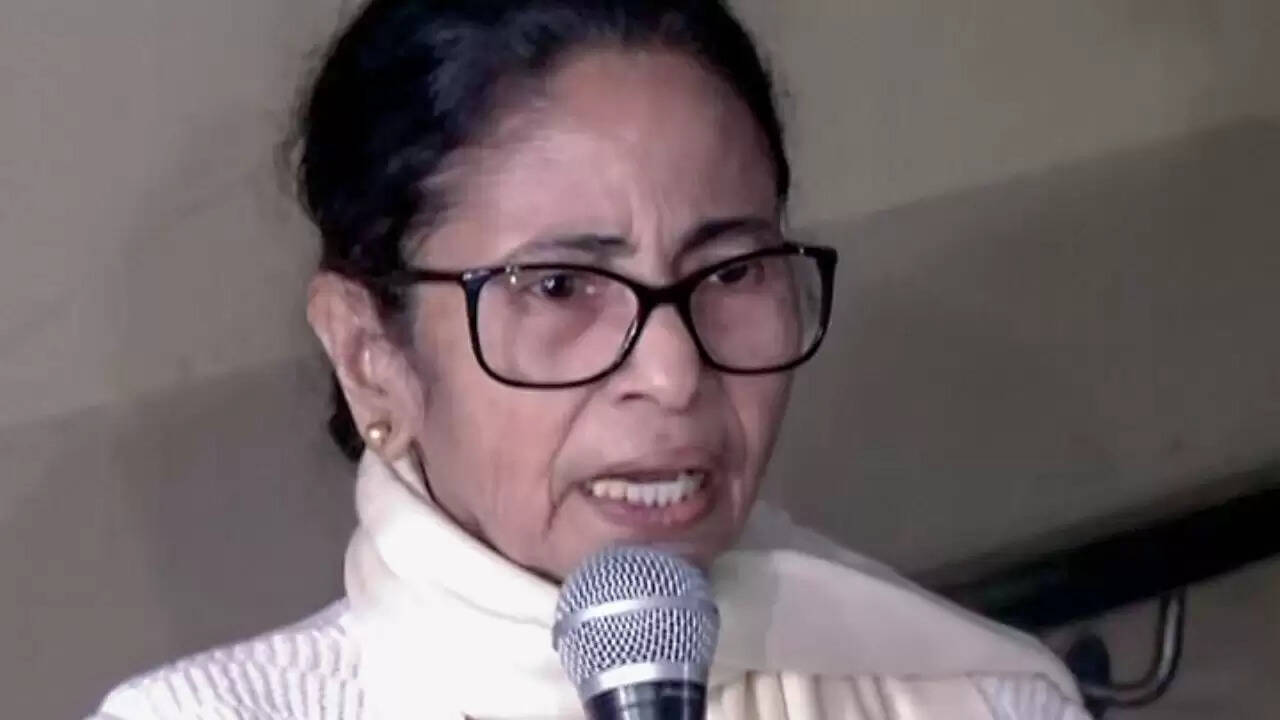 पश्चिम बंगाल में ममता बनर्जी की राजनीतिक हलचल: ईडी की छापेमारी पर प्रतिक्रिया