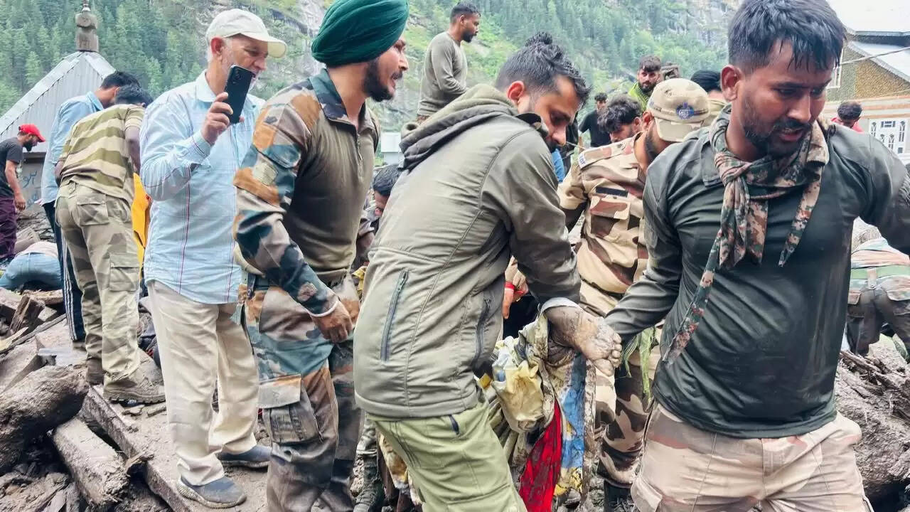 Kishtwar में बादल फटने की त्रासदी में चमत्कार: लंगर चलाने वाले की 30 घंटे बाद बची जान