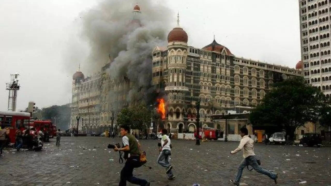 26/11: मुंबई हमले की 17वीं बरसी पर श्रद्धांजलि