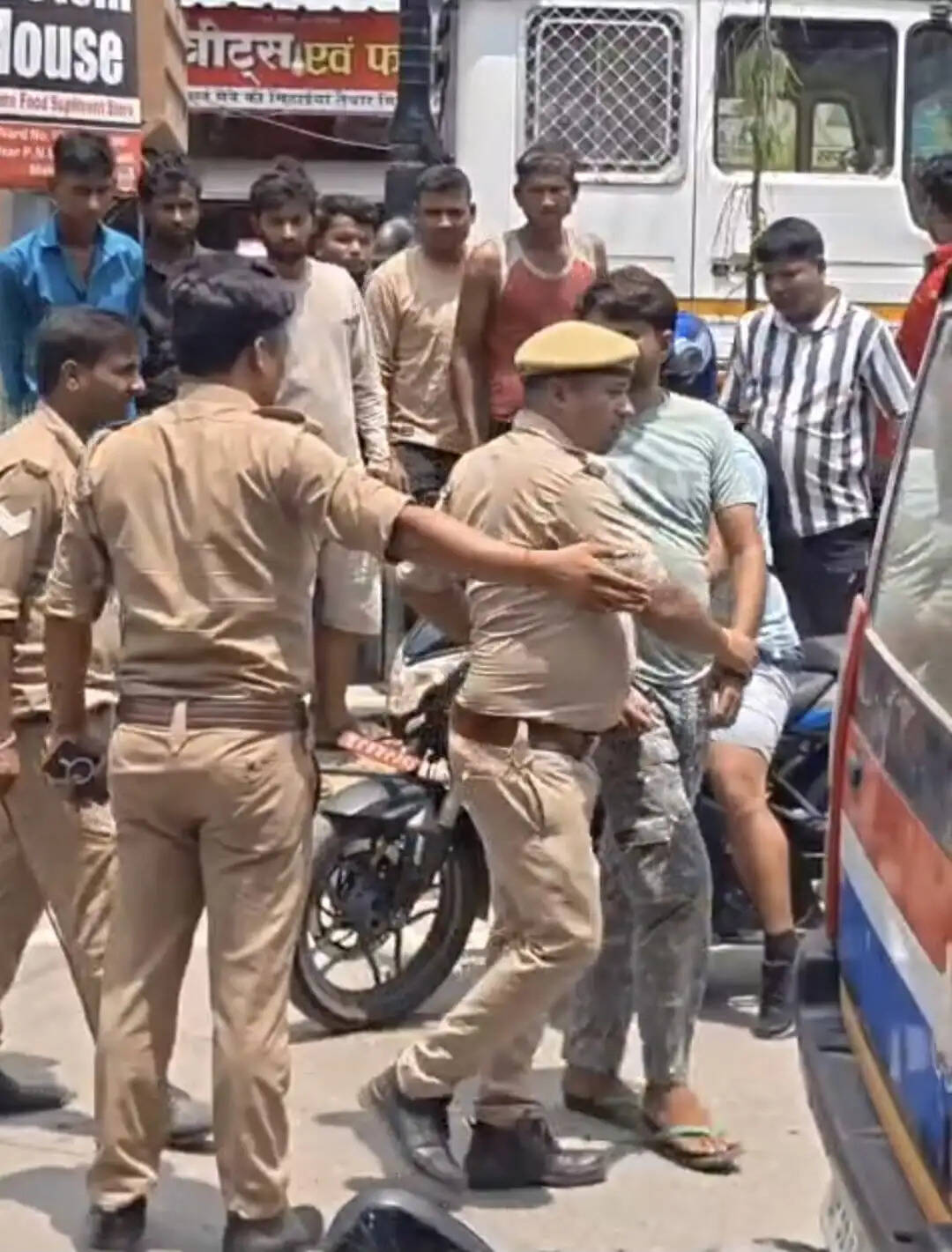 सोनौली में ट्रक चालक का हाई वोल्टेज ड्रामा, पुलिस ने किया काबू