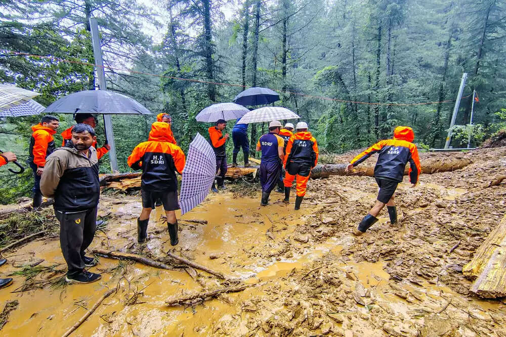 हिमाचल प्रदेश में भारी बारिश से आई तबाही, लापता लोगों की तलाश जारी