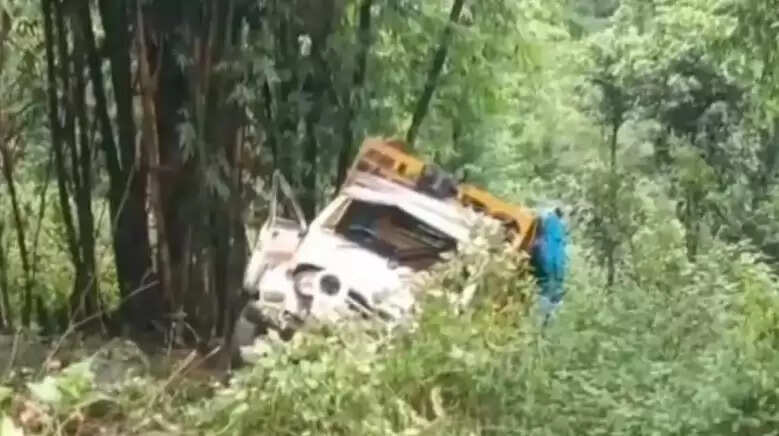 हिमाचल प्रदेश में श्रद्धालुओं की पिकअप दुर्घटना, चार की मौत