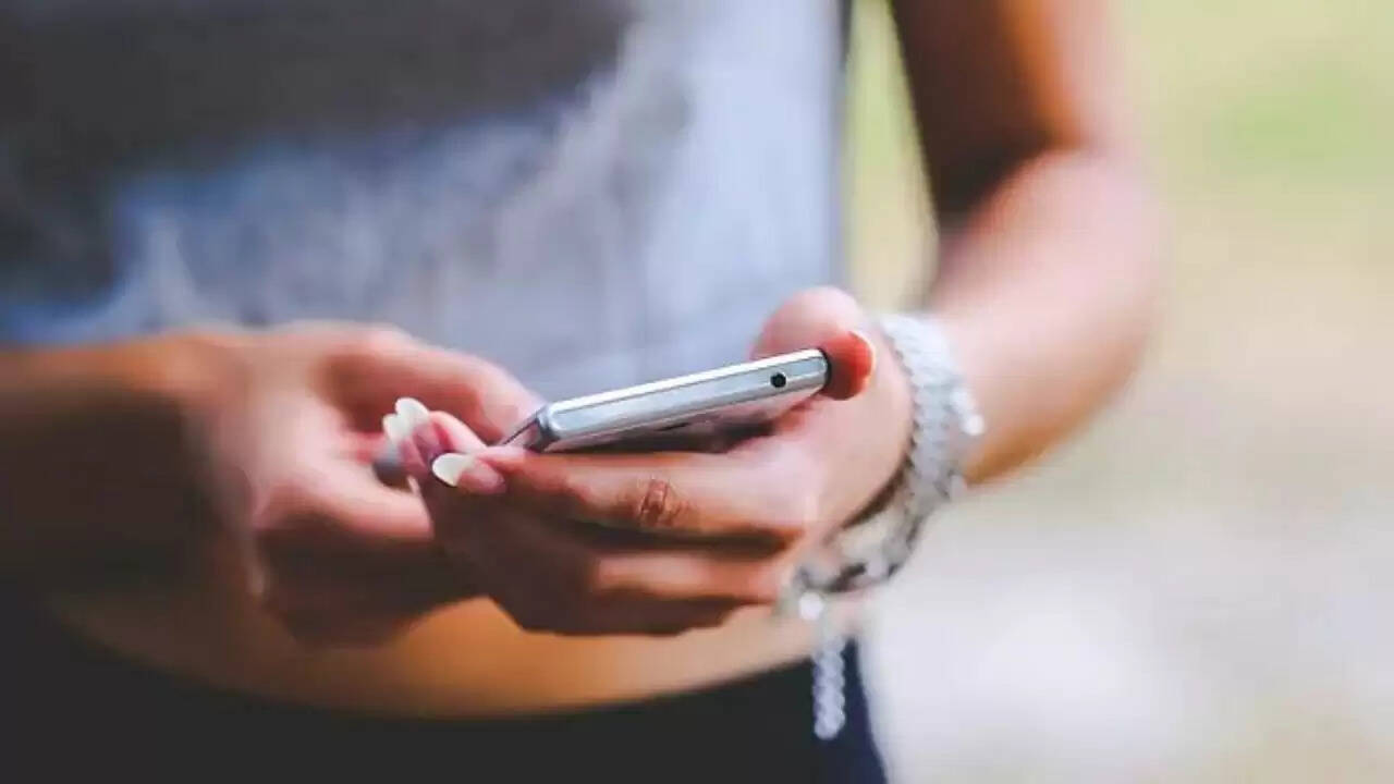 मेटा ने किशोरों की सुरक्षा के लिए नई एआई चैटबॉट गाइडलाइंस जारी की