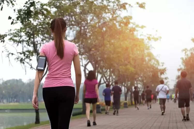 सुबह की सैर के अद्भुत लाभ: स्वास्थ्य के लिए फायदेमंद