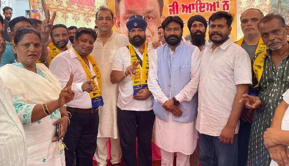 भाजपा को जालंधर में बड़ा झटका, कई समर्थक आम आदमी पार्टी में शामिल