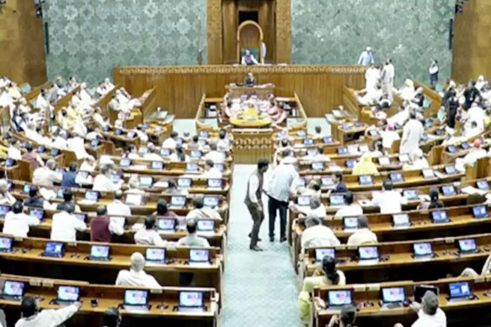 लोकसभा में महिलाओं के आरक्षण के लिए 131वां संशोधन विधेयक पारित