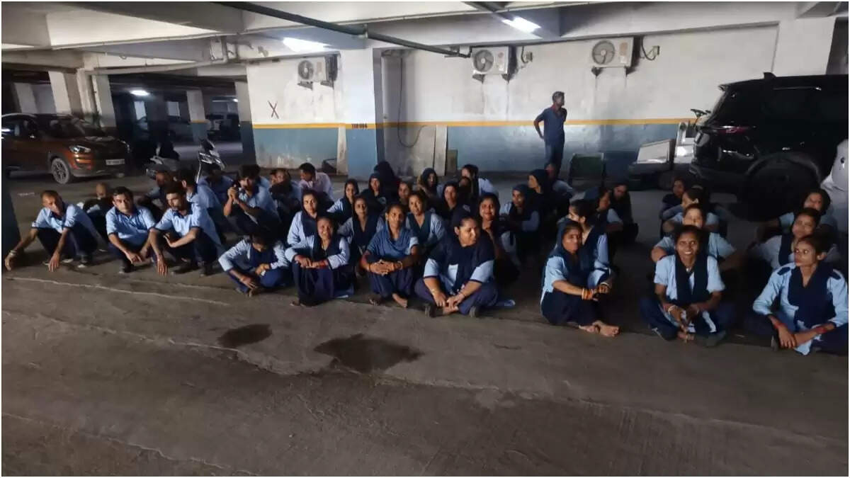 ग्रेटर नोएडा वेस्ट में वर्करों की हड़ताल, सैलरी न मिलने से बढ़ा तनाव