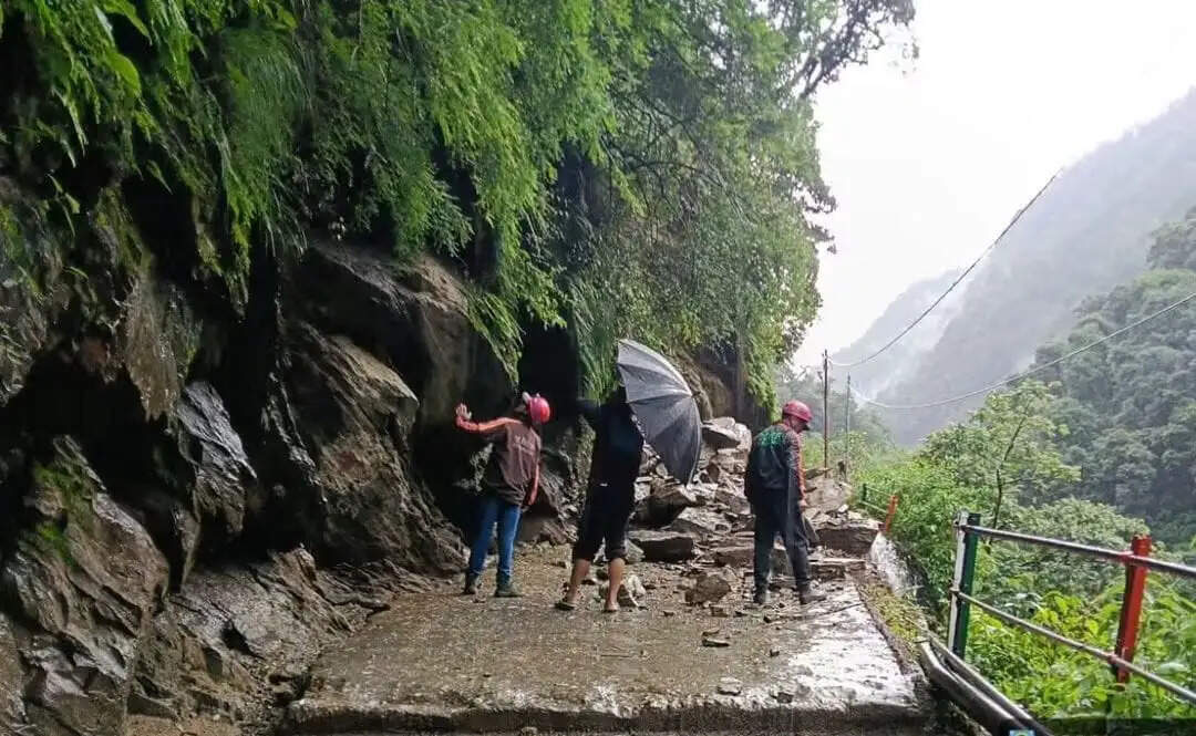 केदारनाथ यात्रा पर बारिश का असर, पैदल मार्ग बाधित