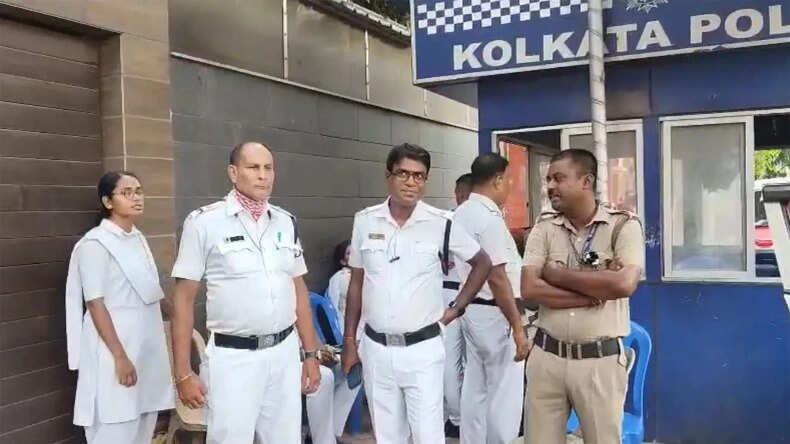 पश्चिम बंगाल: अभिषेक बनर्जी के निवास पर पुलिस का छापा