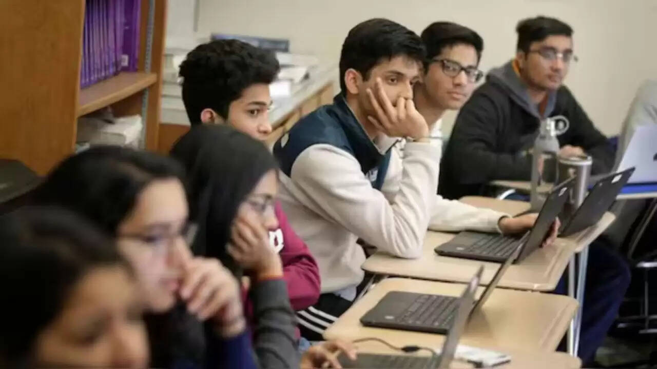 अमेरिकी विश्वविद्यालयों में भारतीय छात्रों की संख्या में गिरावट: क्या हैं इसके कारण?