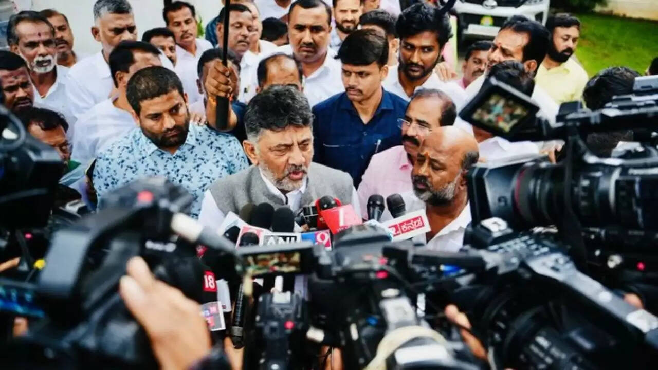 कर्नाटक की राजनीति में बड़ा बयान: शिवकुमार ने सभी विधायकों का किया दावा