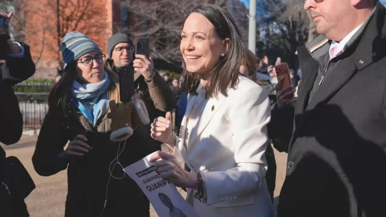 वेनेजुएला की नेता Maria Corina Machado ने Trump को भेंट किया नोबेल शांति पुरस्कार