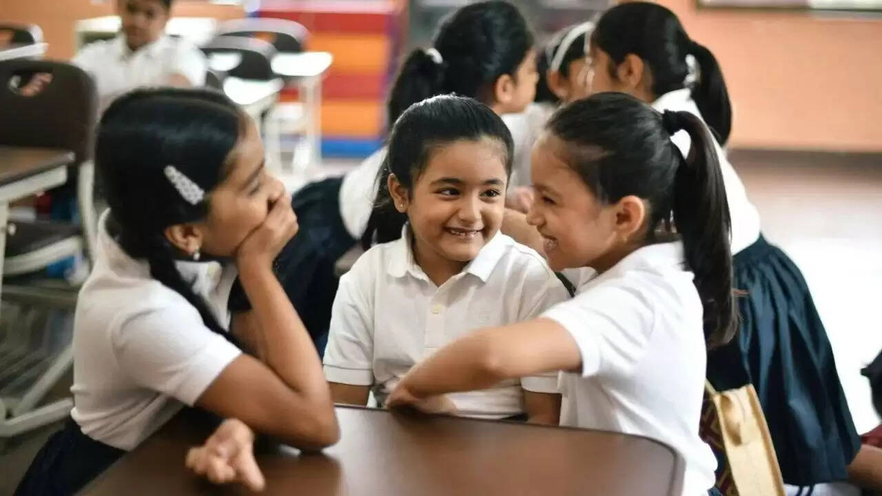 देहरादून में बादल फटने से भारी तबाही: स्कूल बंद, राहत कार्य जारी