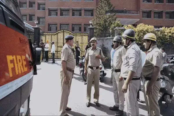 दिल्ली में चार स्कूलों और एक बैंक को बम से उड़ाने की धमकी, सुरक्षा जांच जारी