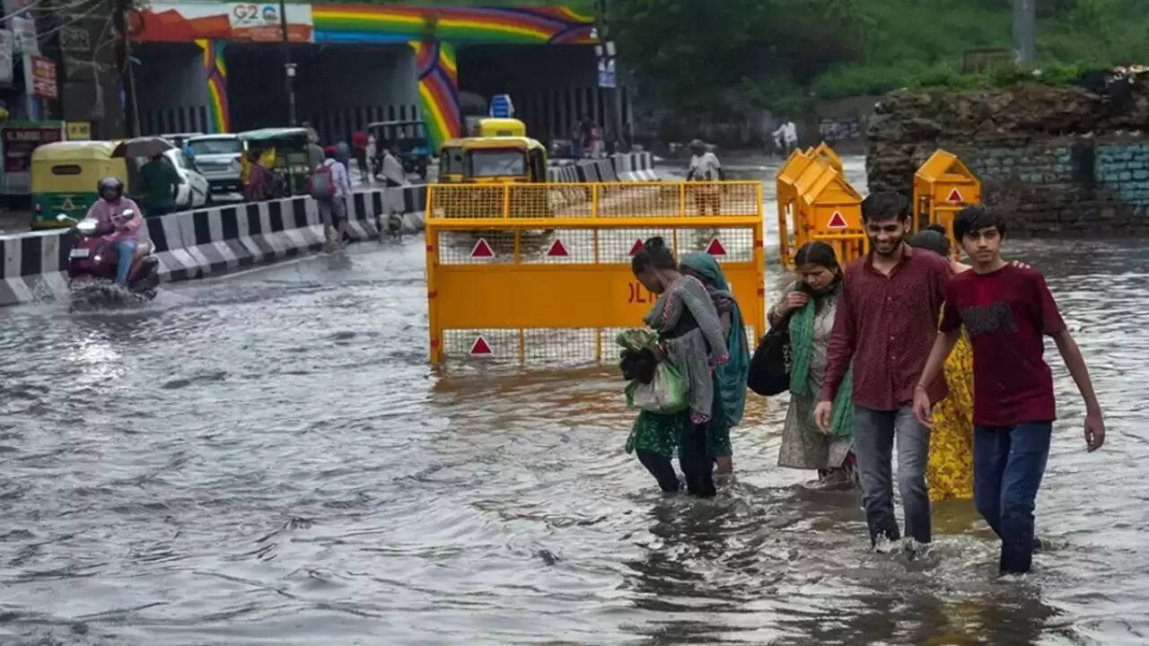 मानसून की दस्तक: दिल्ली और यूपी में बारिश से बढ़ी मुश्किलें, जानें अन्य राज्यों की स्थिति