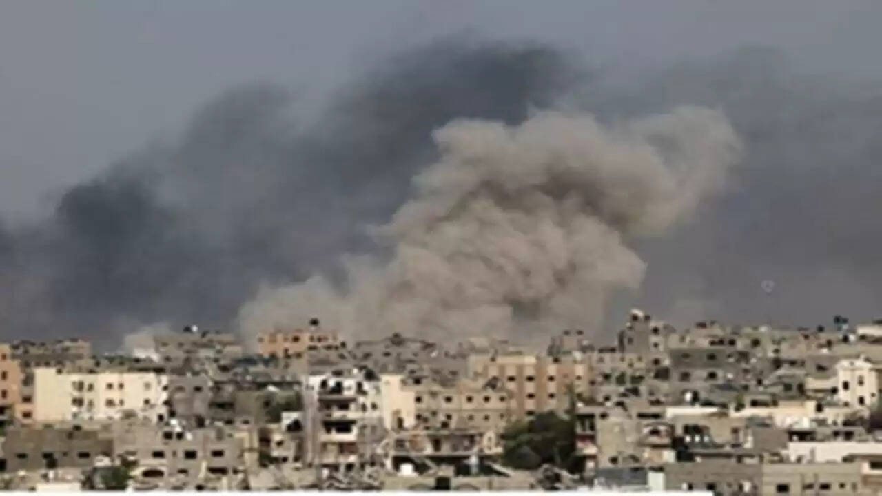 गाजा में इजरायली हमलों से बढ़ी तबाही: 71 Palestinians की मौत