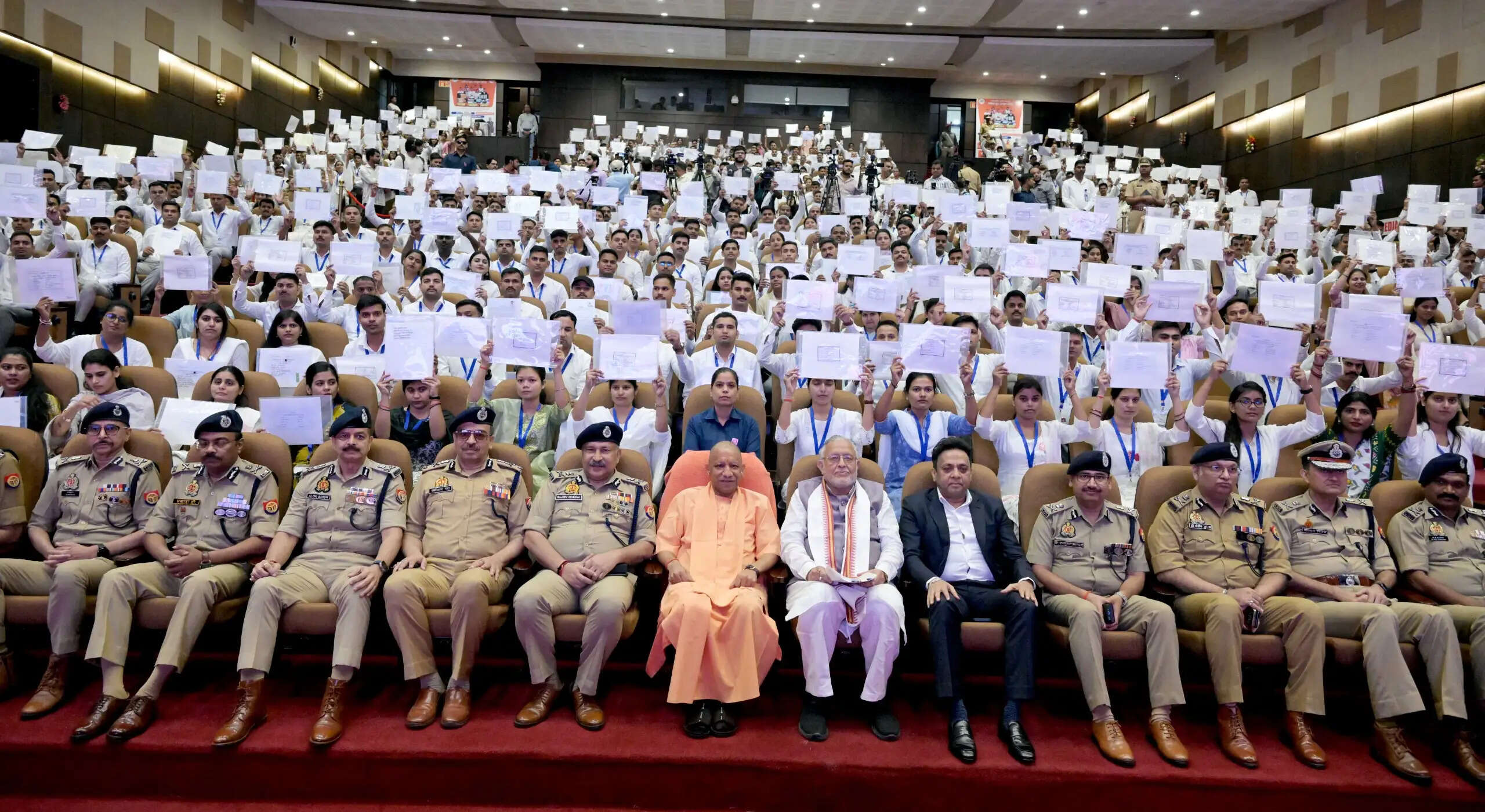 मुख्यमंत्री योगी आदित्यनाथ ने 912 पुलिस भर्ती अभ्यर्थियों को नियुक्ति पत्र सौंपे