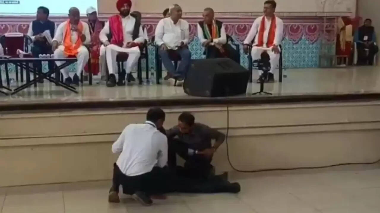 गुजरात में नड्डा के भाषण के दौरान सुरक्षा कर्मी बेहोश, कांग्रेस ने उठाए सवाल