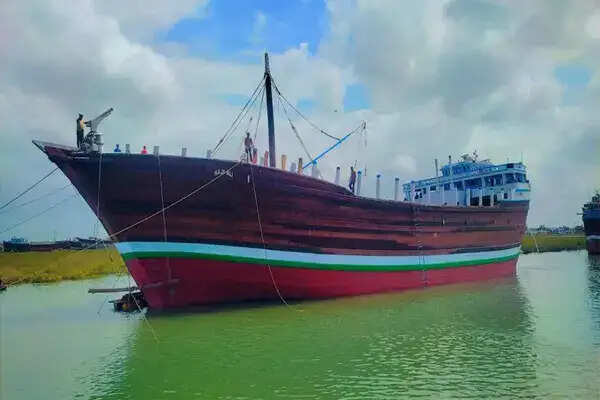 भारतीय मालवाहक जहाज 'हाजी अली' ओमान तट पर ड्रोन हमले में डूबा, सभी 14 नाविक सुरक्षित